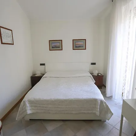 Smile In Toledo Neapol